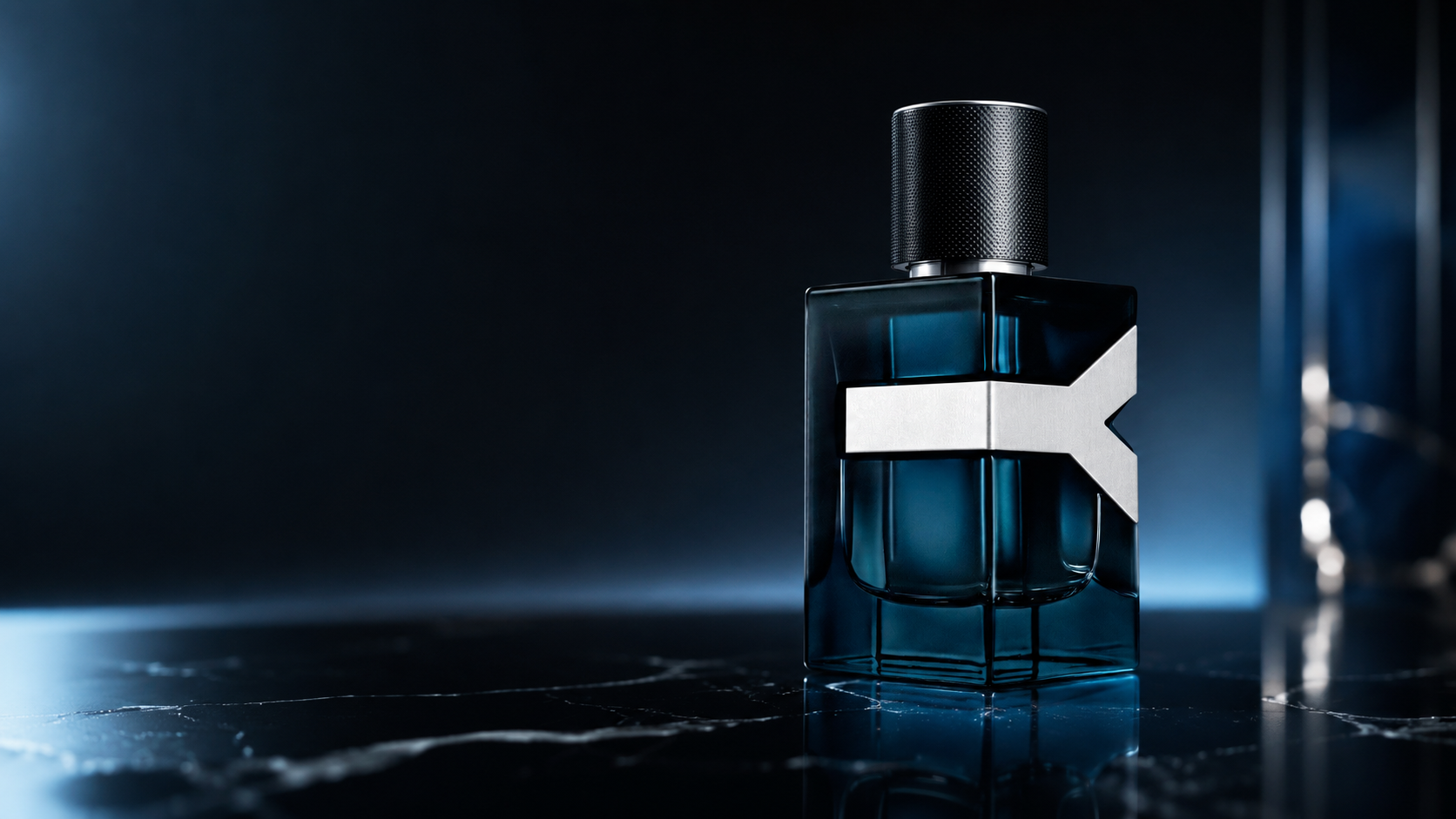 Parfum premium Obsess Parfum - sticlă elegantă pe fundal albastru profund